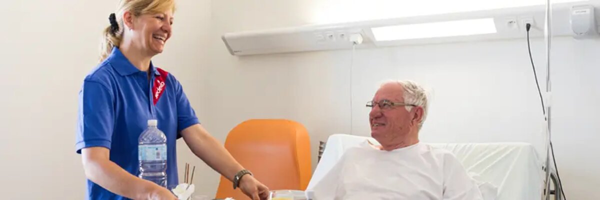 © Sodexo DACH EDI services for Sodexo - woman serving food in hospital