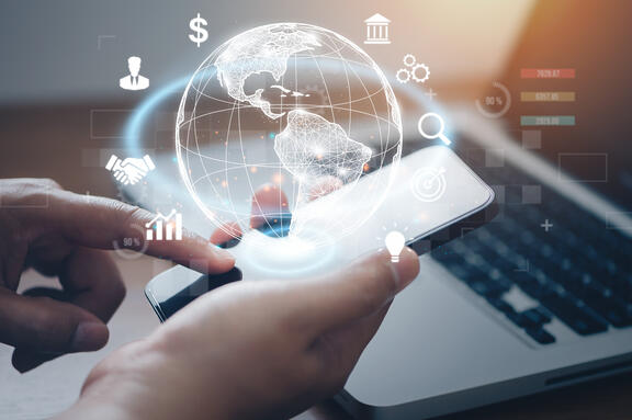 mužsk&eacute; ruce a digit&aacute;ln&iacute; bankovnictv&iacute;