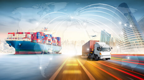 loď a n&aacute;kladn&iacute; automobil ve v&yacute;znamu digitalizace přepravy