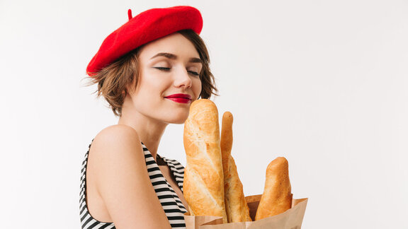 Žena drži kruh u ruci