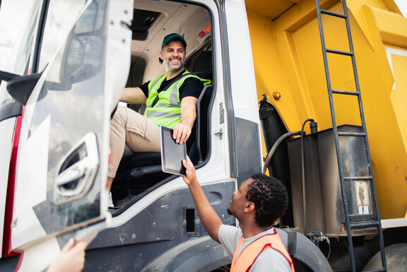 řidiči n&aacute;kladn&iacute;ho vozidla pracuj&iacute;c&iacute; s tabletem ve v&yacute;znamu digitalizace v přepravě