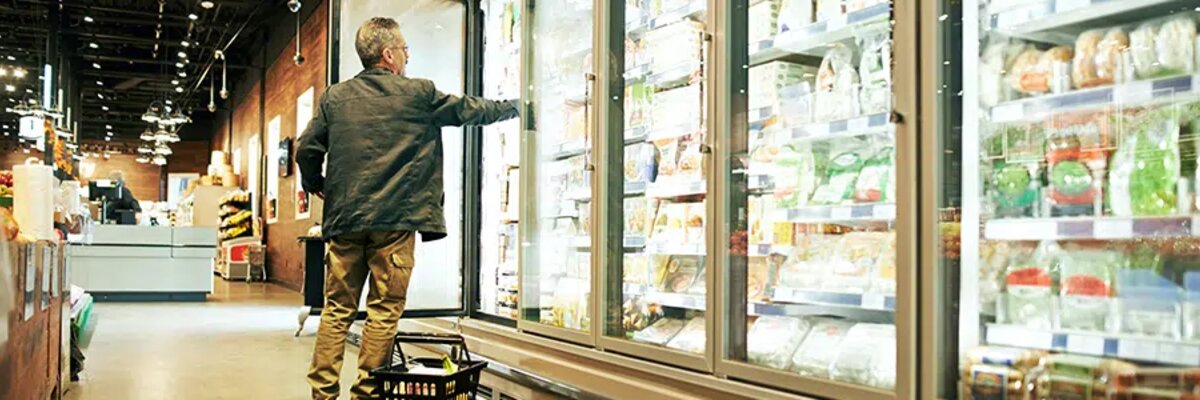 © iStockphoto/AJ Watt You open the refrigerated shelves in the supermarket and should represent the process of e-invoicing for Fevita in Hungary.