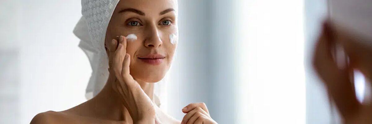 Symbolic image iStockphoto copyright fizkes Žena koristi kozmetičke proizvode_Inglot