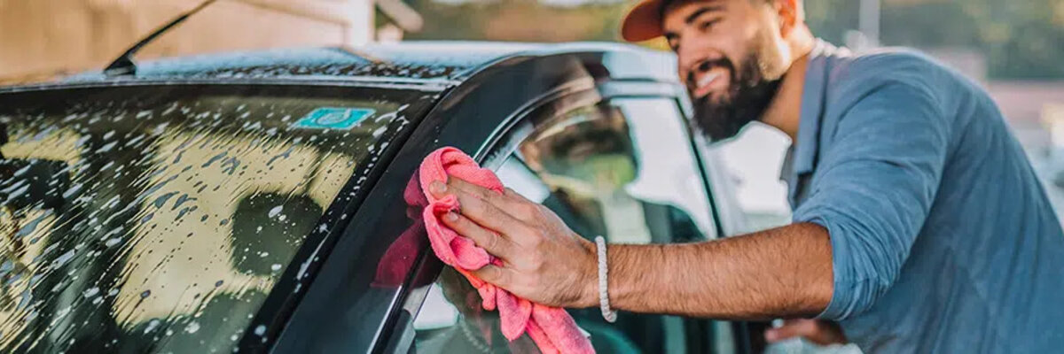 Čovjek pere auto_Rox