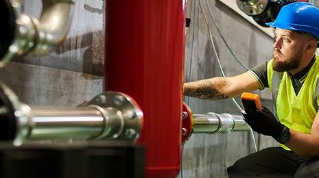 Techniker überprüft Boiler - effiziente EDI-Prozesse bei Austria Email