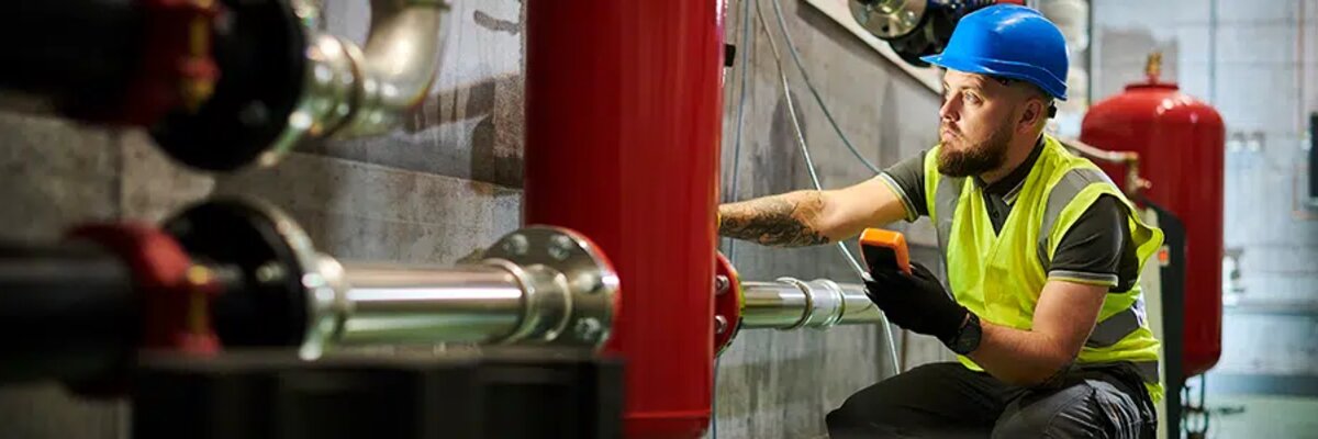 Techniker überprüft Boiler - effiziente EDI-Prozesse bei Austria Email