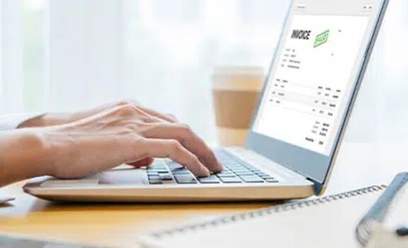 Osoba pracující na notebooku