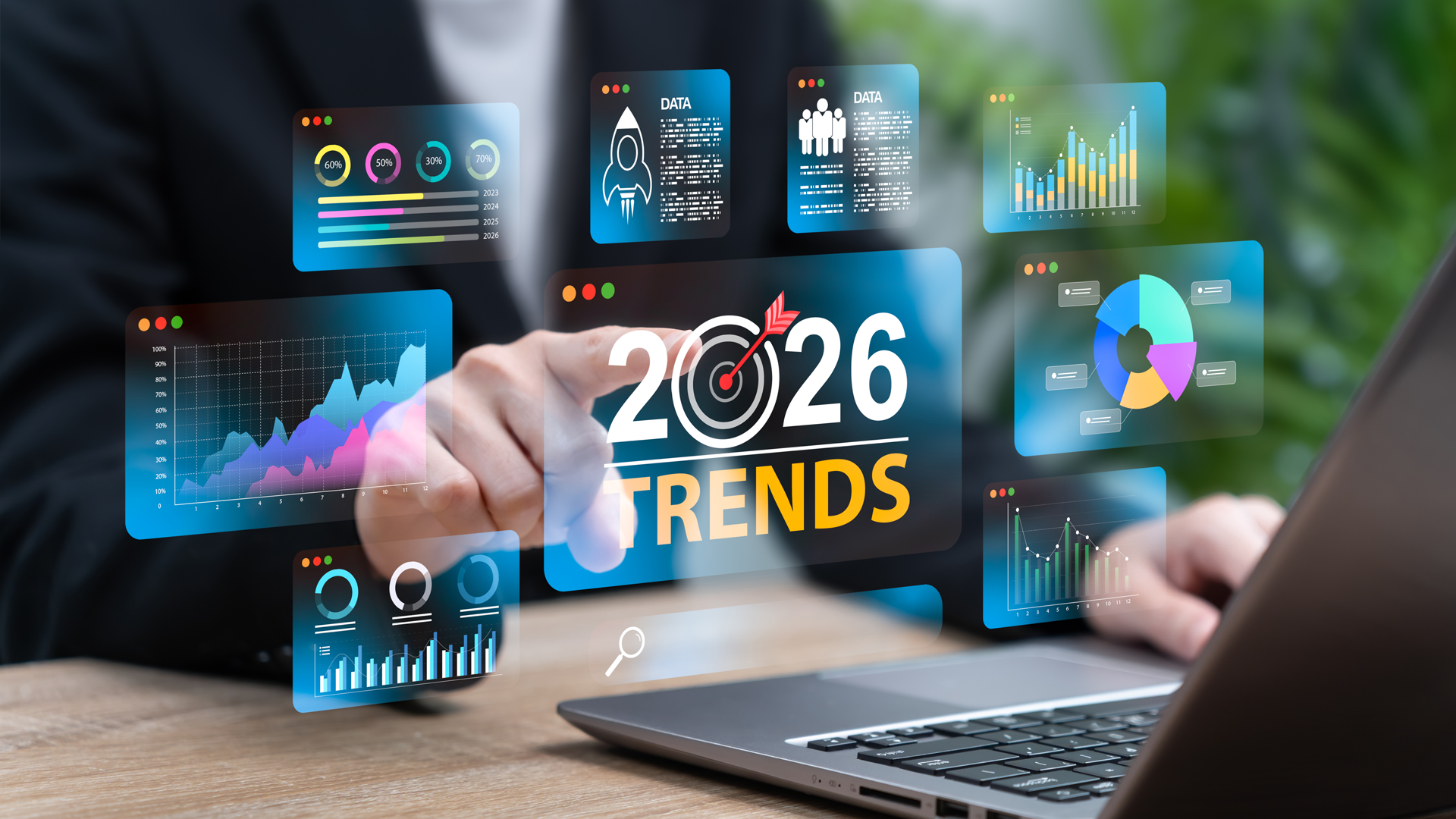 Person arbeitet an virtueller Chart