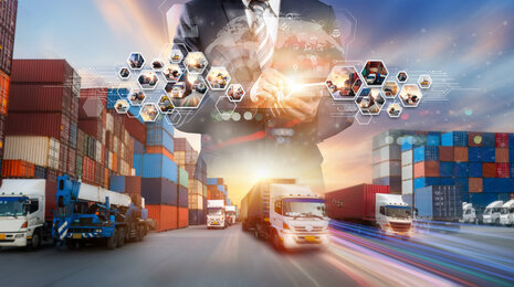 obchodn&iacute;k s tabletom v pozad&iacute; a digit&aacute;lna n&aacute;kladn&aacute; preprava