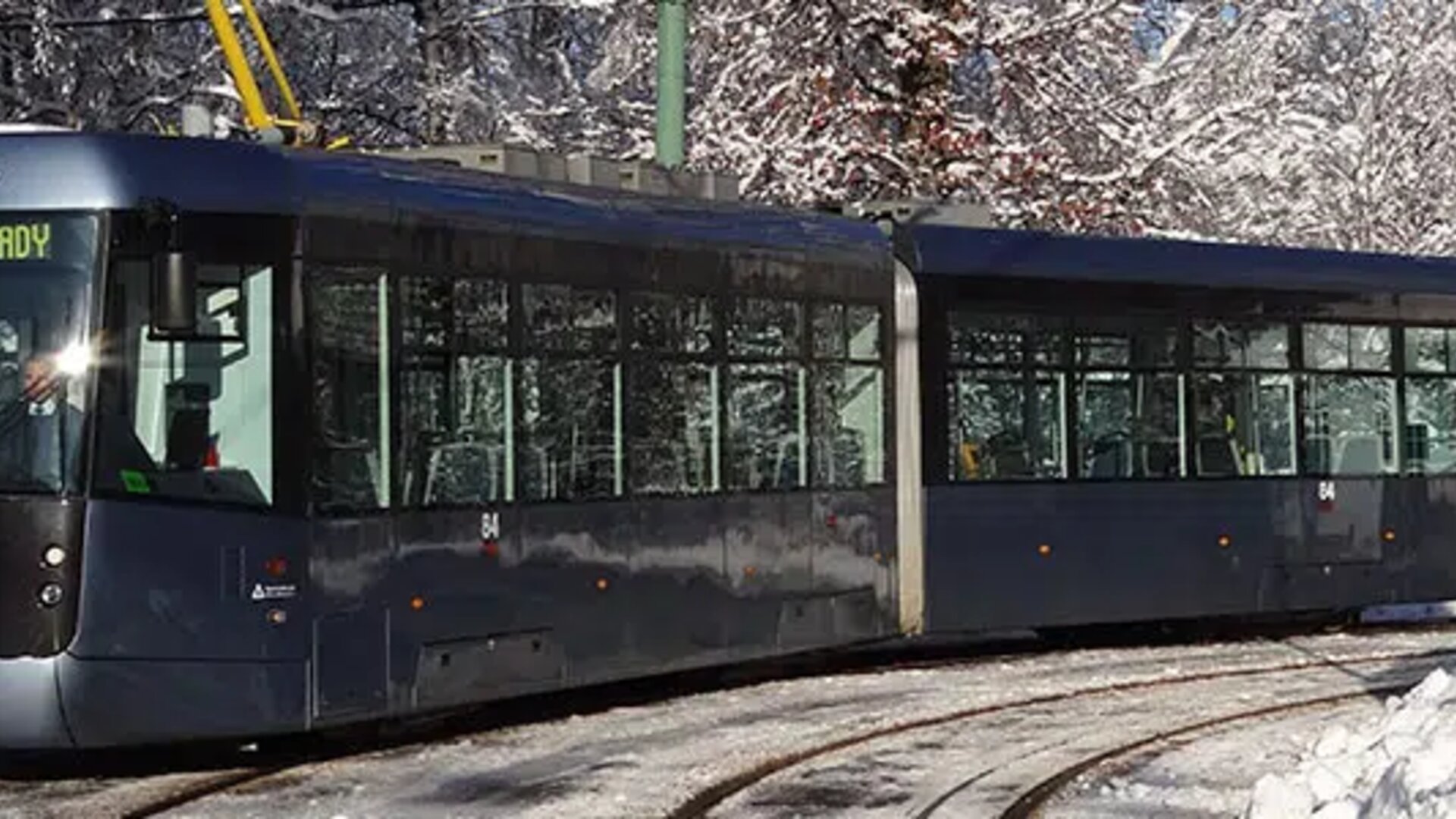 električka, ktorá prechádza cez zasneženú krajinu vo význame eXite a sieť PEPPOL prepájajú svety
