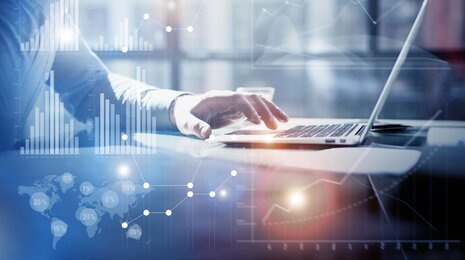 @iStockphoto Osoba radi na laptopu_komunikacija