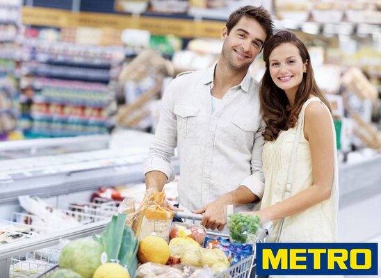 mladý pár na nákupoch v spoločnosti Metro