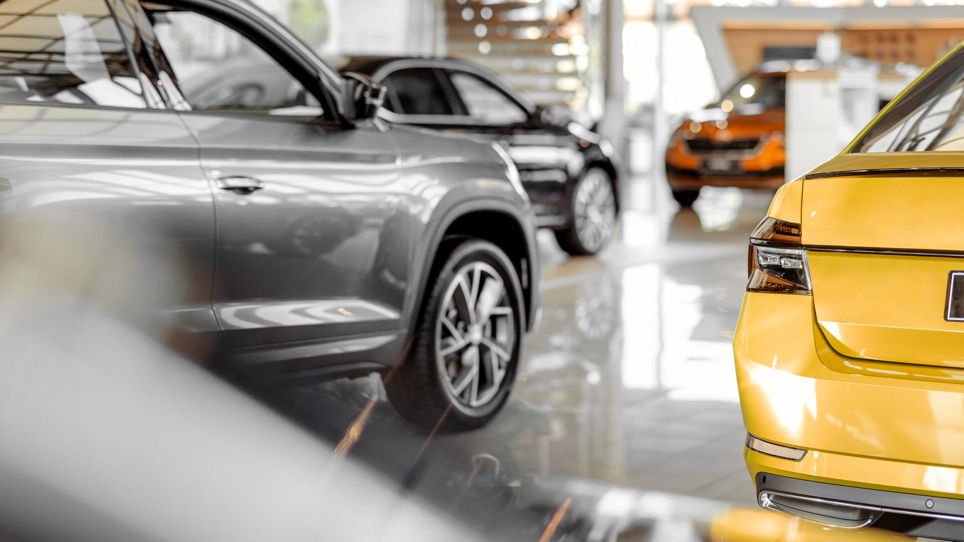 odstaven&eacute; automobilov&eacute; vozidl&aacute; v hale a oem
