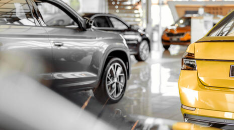 odstaven&eacute; automobilov&eacute; vozidl&aacute; v hale a oem