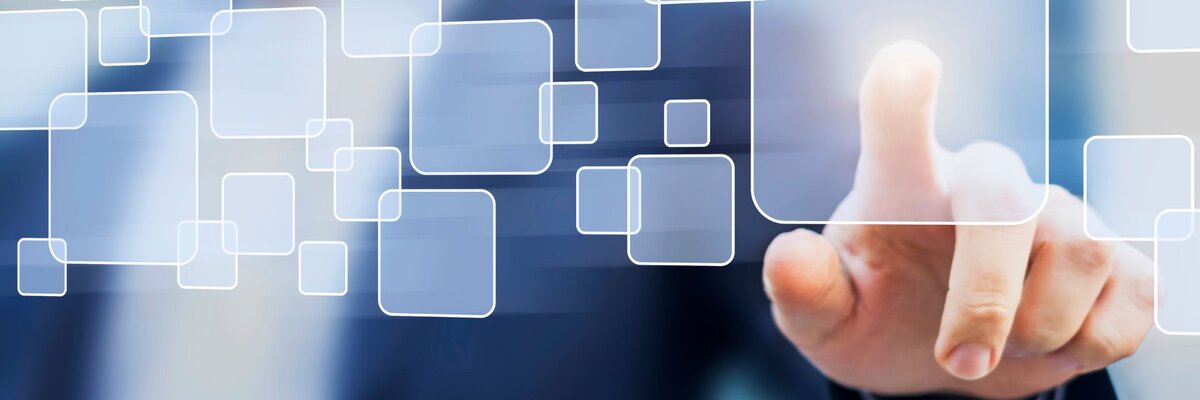 Osoba u interakciji sa zaslonom na osjetljivi dodir