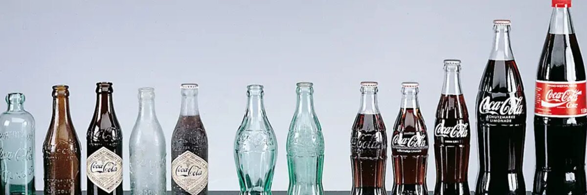 verschiedene-flaschen-leer-und-mit-coca-cola mit EDI