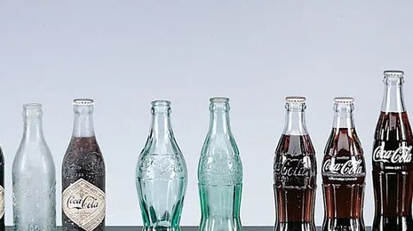 © Coca-Cola HBC Österreich Verschiedene Flaschen - leer und mit Coca Cola