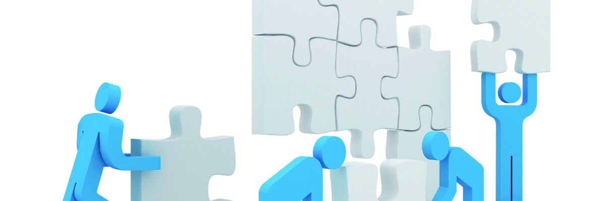 plave figure slažu puzzle