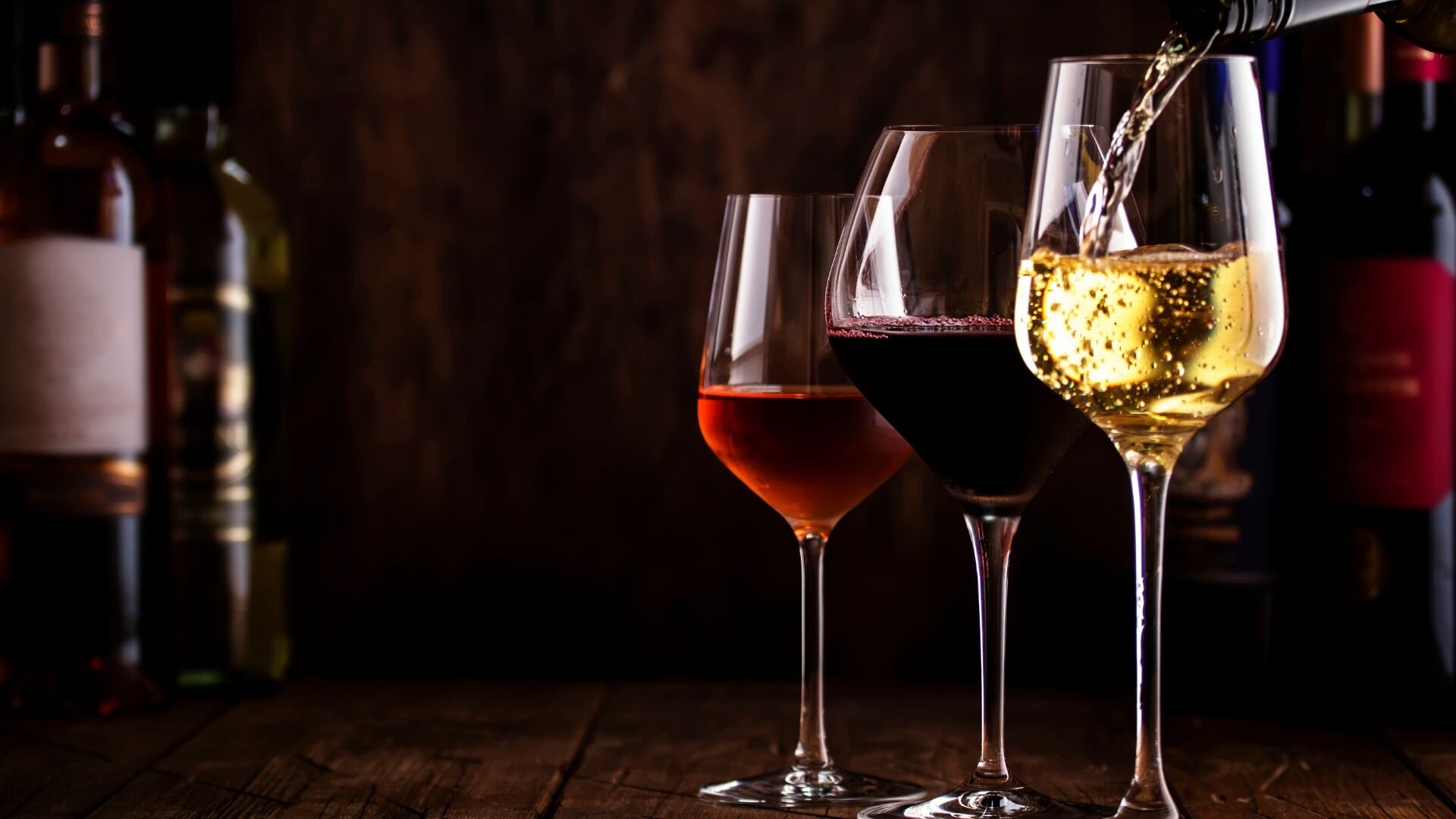 Mit Wein gefüllte Weingläser