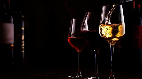 Mit Wein gefüllte Weingläser