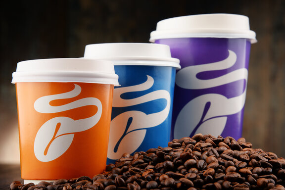 šálky a kávová zrnka tchibo