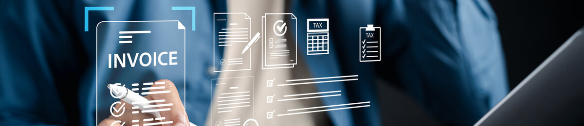 Mitarbeiter nutzt Laptop und Taschenrechner mit digitalen Symbolen für eInvoicing, automatisierte Rechnungsverarbeitung und Steuerdokumente.