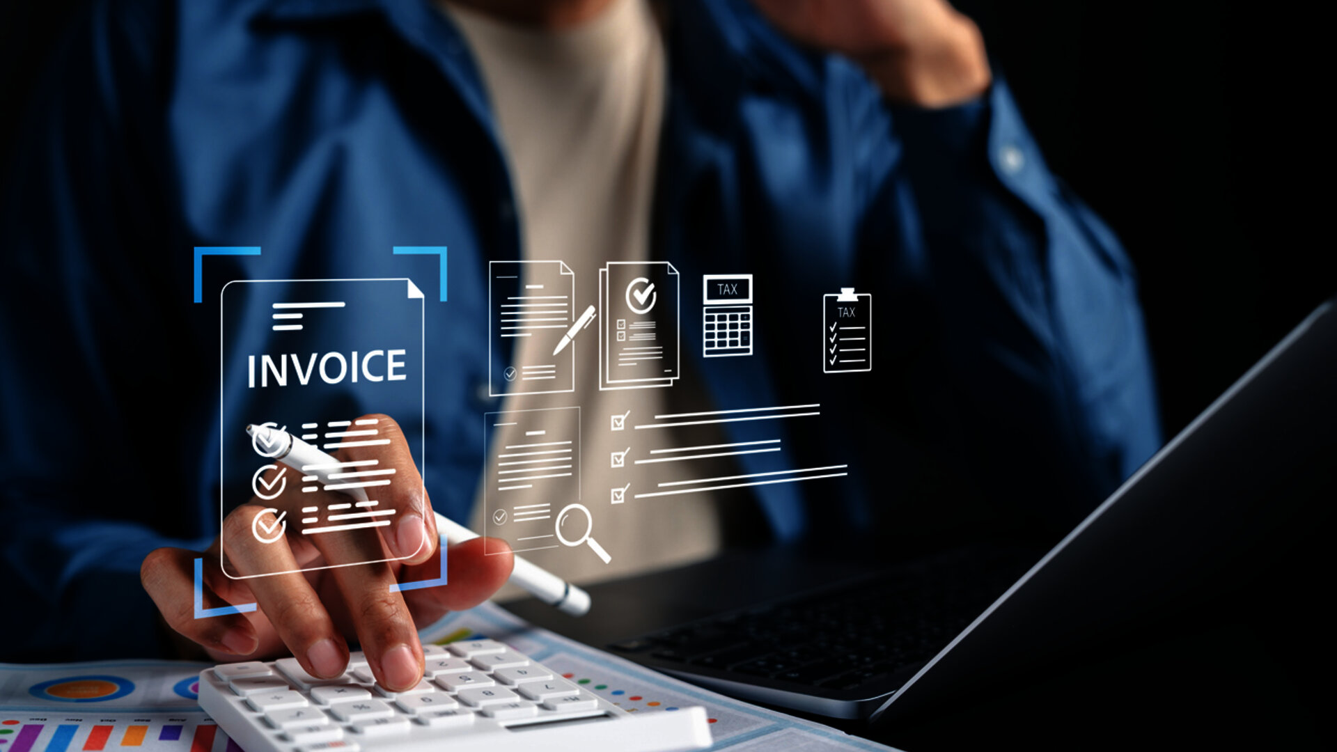 Mitarbeiter nutzt Laptop und Taschenrechner mit digitalen Symbolen für E-Invoicing, automatisierte Rechnungsverarbeitung und Steuerdokumente.
