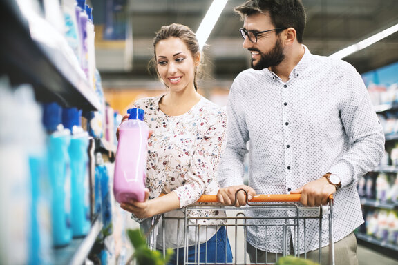 Pärchen beim Einkaufen
