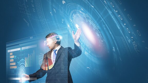 Poslovni čovjek u odijelu u interakciji sa holografskom kartom