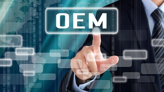 muž poukazujúci na oem - dodávateľský reťazec