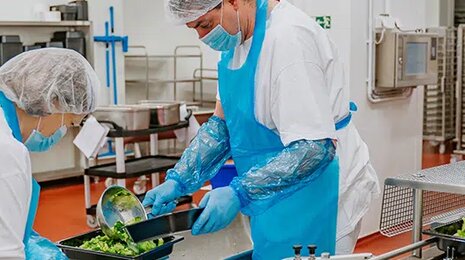 zaměstnanci pracující v kuchyni dodavatele hotových jídel Rastenberger