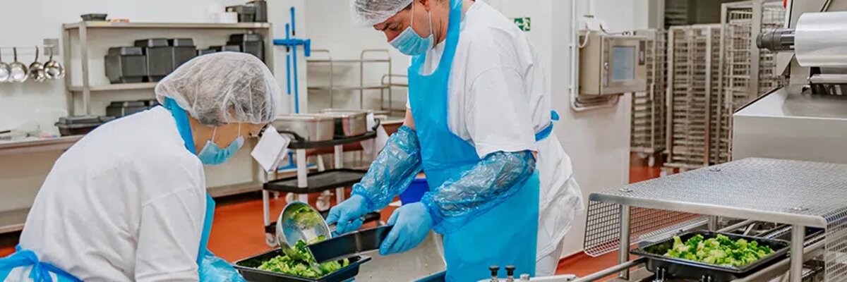 zaměstnanci pracující v kuchyni dodavatele hotových jídel Rastenberger