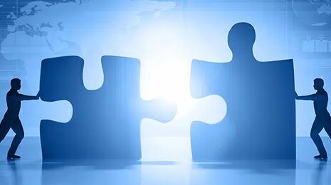 Zwei gro&szlig;e Puzzle-Teile werden zusammengef&uuml;hrt f&uuml;r die Darstellung der EDI Schnittstellen