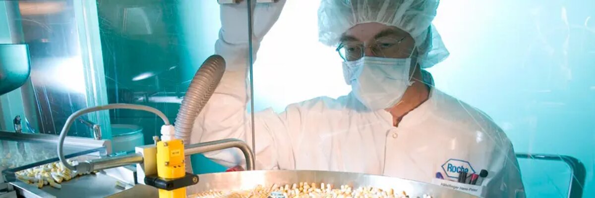 Person-bei-der-Produktion-von-Tabletten