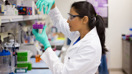 © ratiopharm woman working in the lab