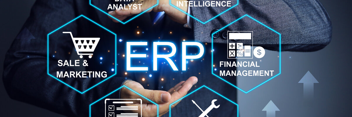 Čovjek u poslovnom odijelu drži riječ ERP