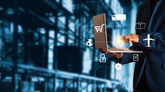 osoba koristi laptop u skladi&scaron;tu