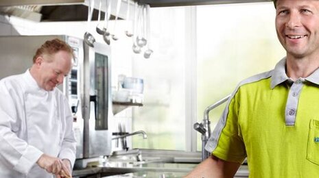 Lieferant und Koch in der K&uuml;che