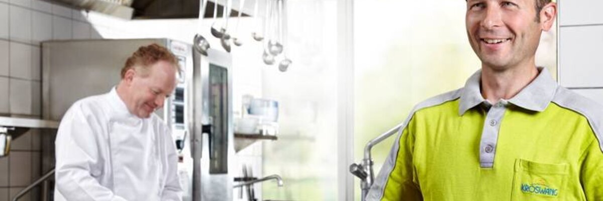 Lieferant und Koch in der Küche: Bestelldaten in Echtzeit mit EDI für Kröswang