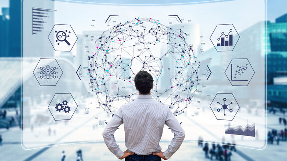 muž stojaci pred prepojeniami - platforma exite 