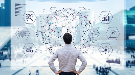 Mann vor einem digitalen Gantt-Diagramm mit Piktogrammen