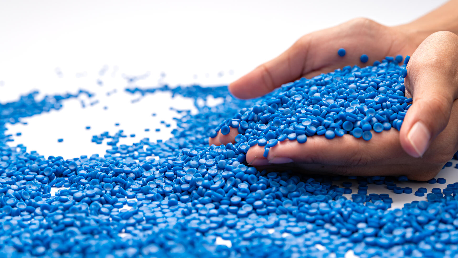 ruky s recyklovan&yacute;mi plastami od spoločnosti silon