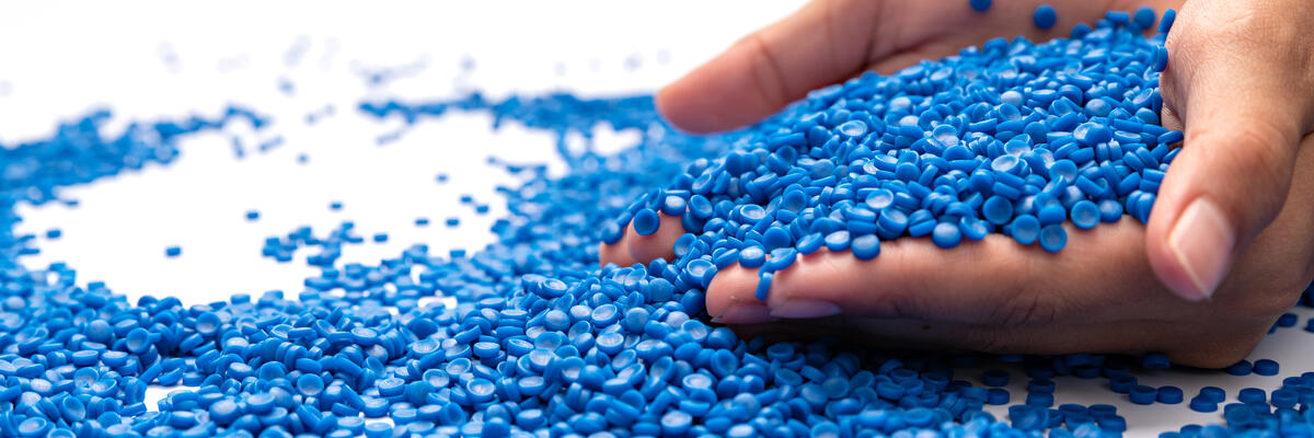 ruky s recyklovan&yacute;mi plastami od spoločnosti silon