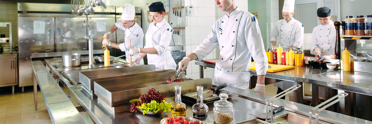 person&aacute;l pracuj&uacute;ci v kuchyni dod&aacute;vateľa hotov&yacute;ch jed&aacute;l Rastenberger