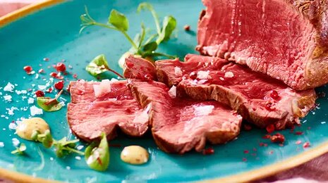 maso-uzeniny-policka-on-the-plate_l