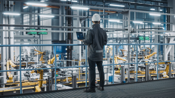 pracovník z prostredia automobilového priemyslu kontroluje produkciu pomocou edi