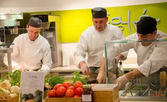 © Eurest Österreich Köche bei der Zubereitung