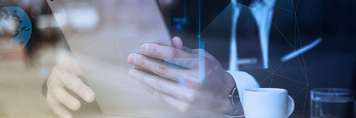 muž ze společnosti uniqa sedíci v restauraci