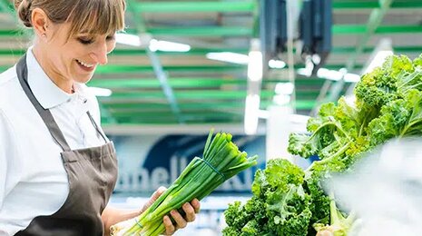 woman-from-Studenac-in-grocery-store