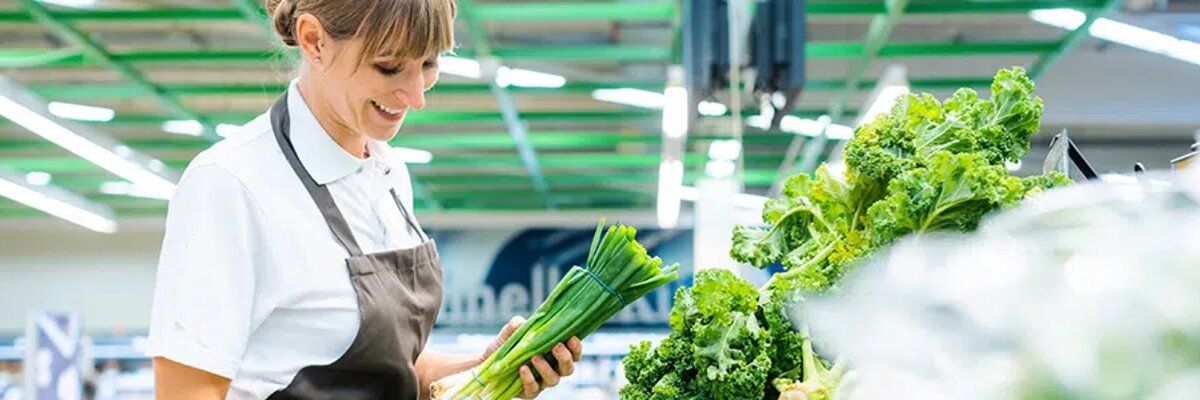 žena v oddelení zeleniny v Studenac markete